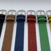 Trendy zwarte damesriem met slangenprint.