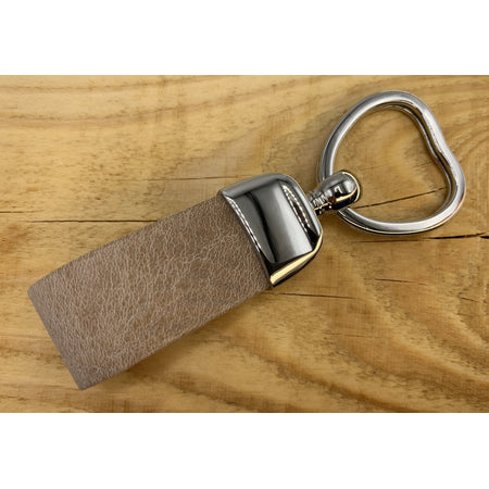 Taupe sleutelhanger met hart vormige sleutelring. 
