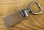 Taupe sleutelhanger met hart vormige sleutelring.