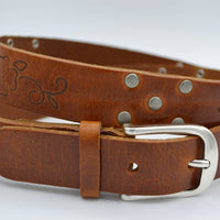 Cognac riem met studs en laserprint