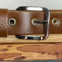 Lange trendy cognac knoopriem met ringen