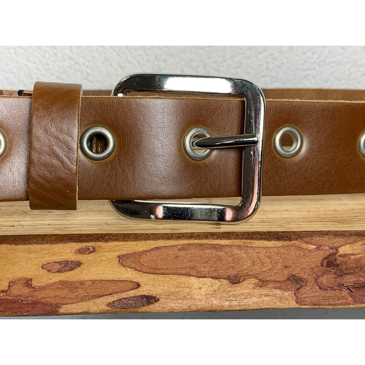 Lange trendy cognac knoopriem met ringen