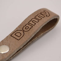 taupe echt lederen sleutelhanger met eigen naam of logo
