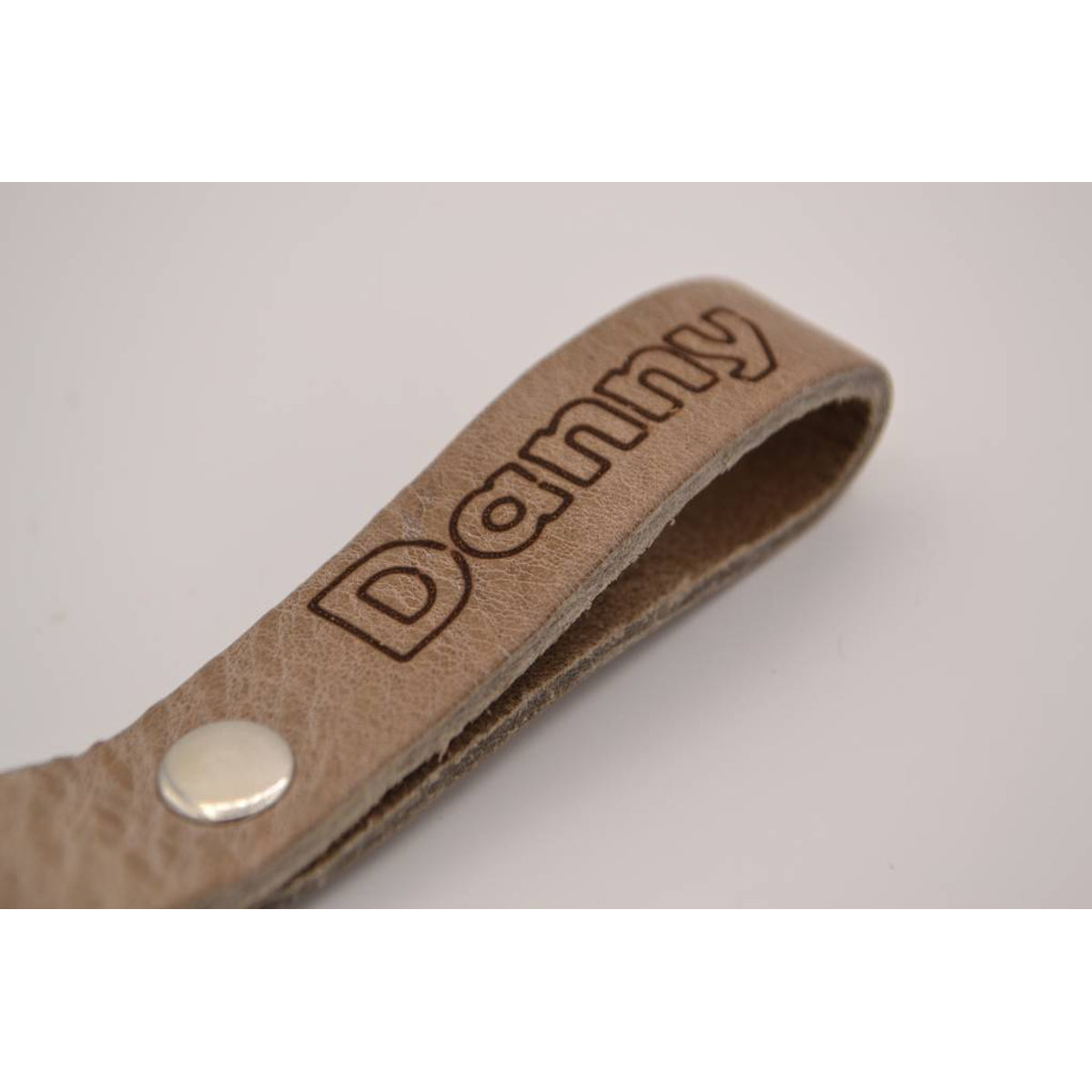 taupe echt lederen sleutelhanger met eigen naam of logo