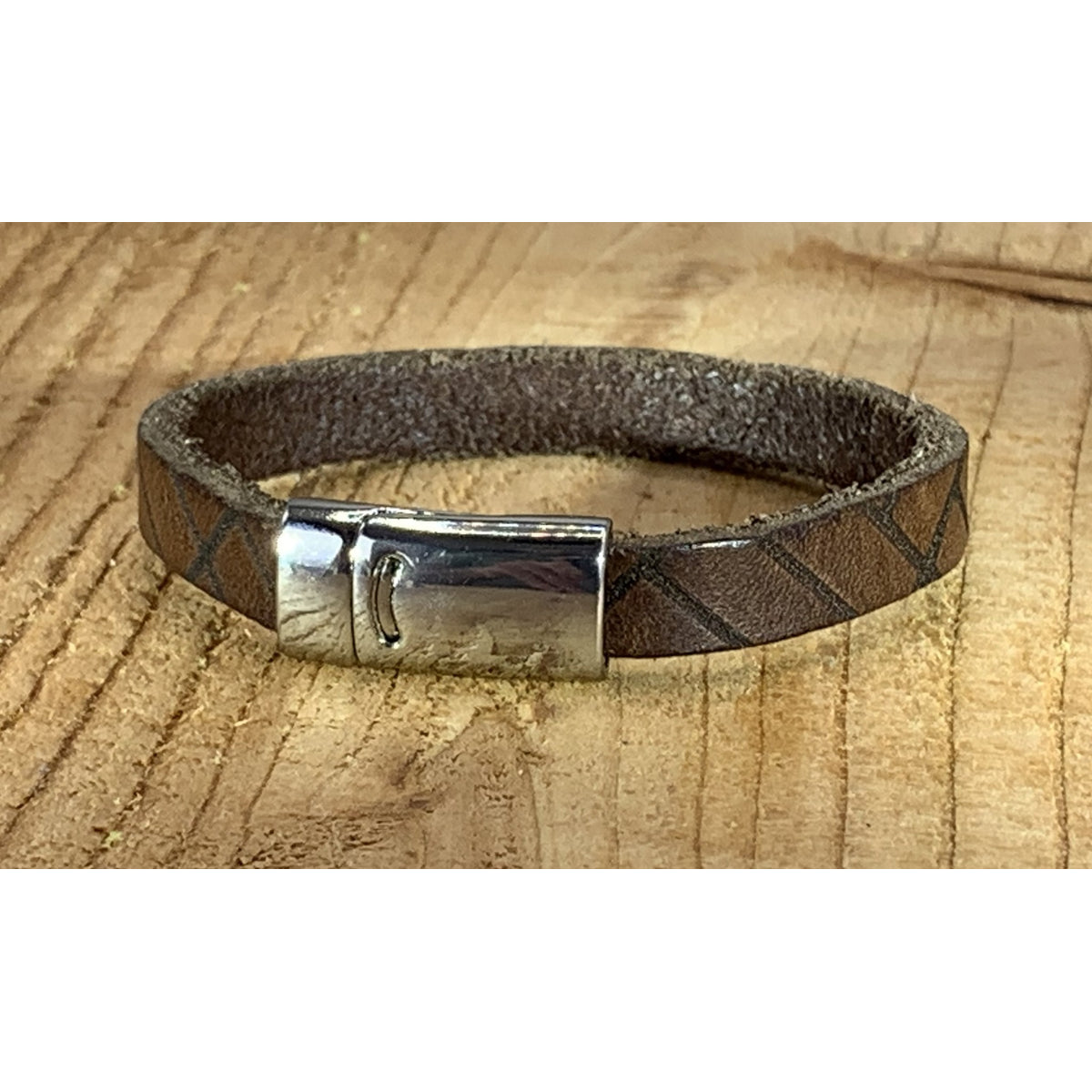 Bruine armband vintage gelaserd met brick print.
