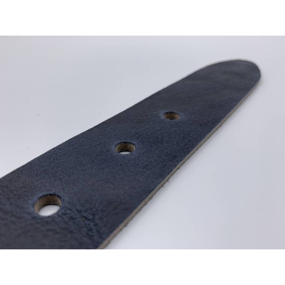 Stoere blauwe riem met gekreukt leer en mat zwarte gesp