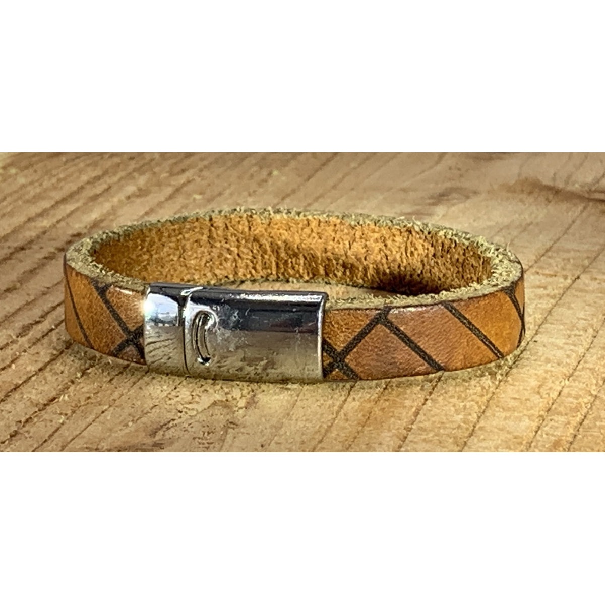 Bruine armband vintage gelaserd met brick print.
