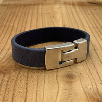 Blauwe echt leren heren armband met gave magneetsluiting. 
