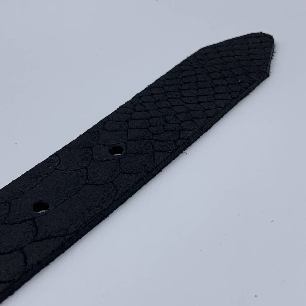 Trendy zwarte damesriem met slangenprint.