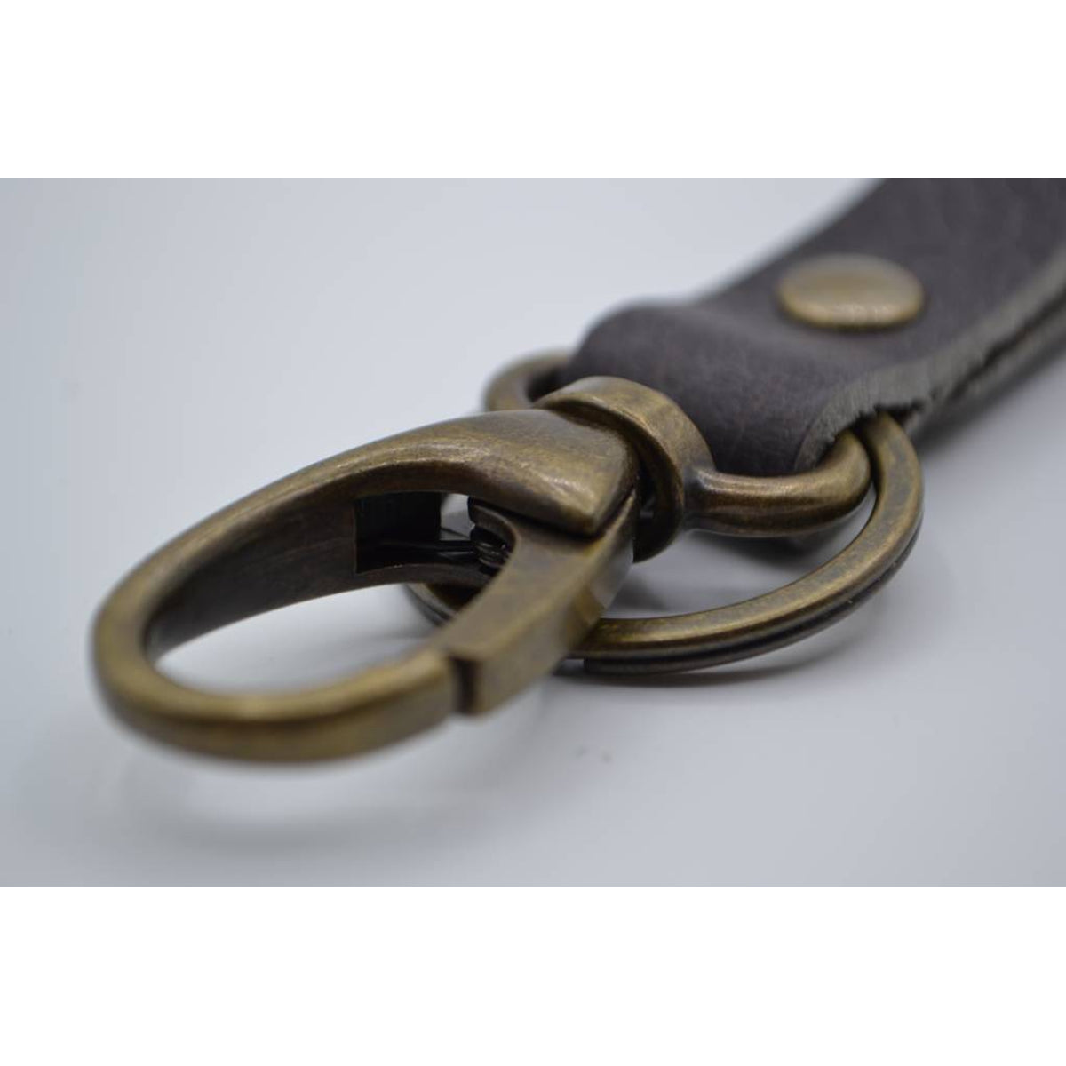 Sleutelhanger Brons met grijs Leer 