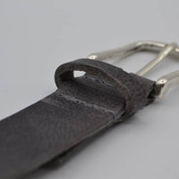 Grijze riem met studs en laserprint