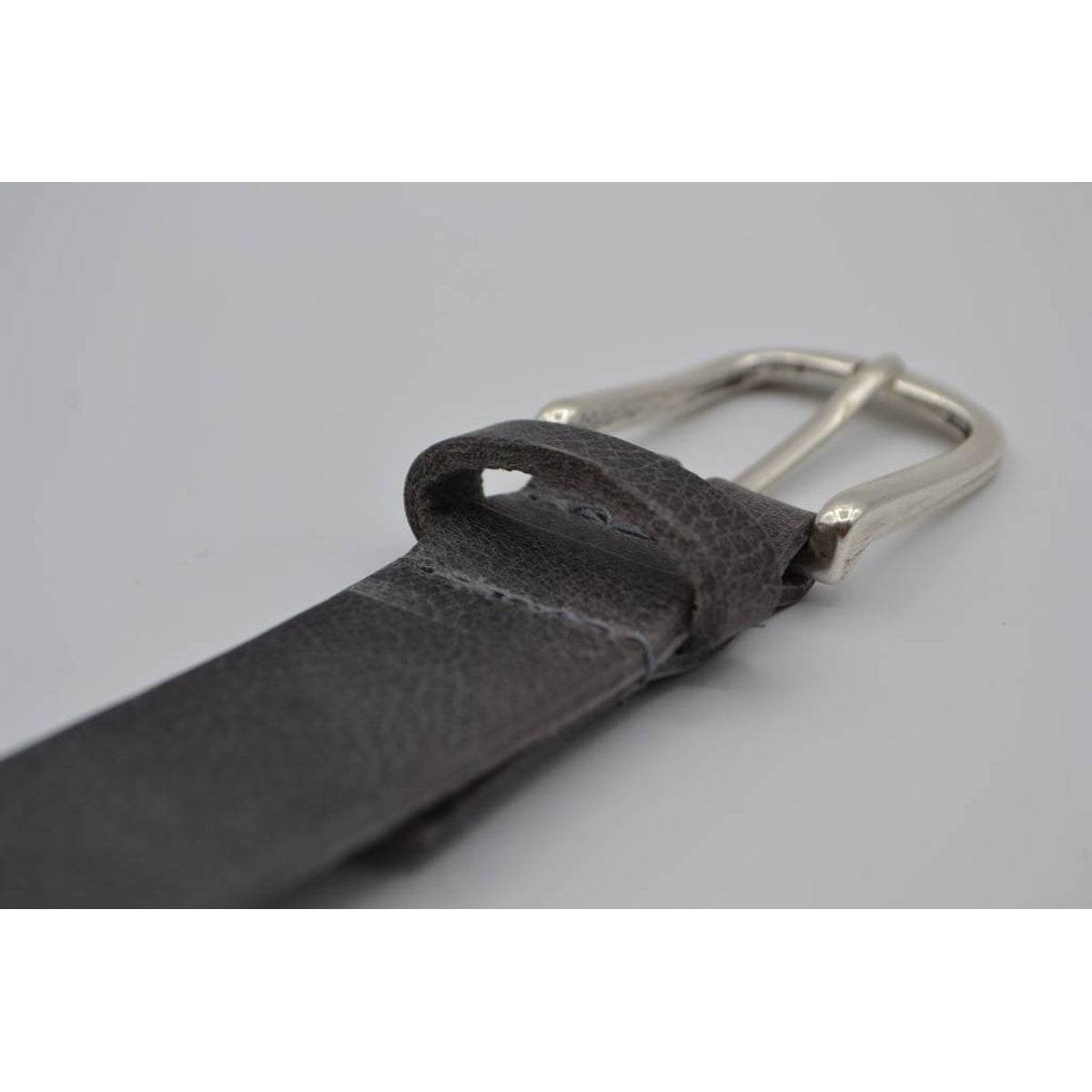 Grijze riem met studs en laserprint
