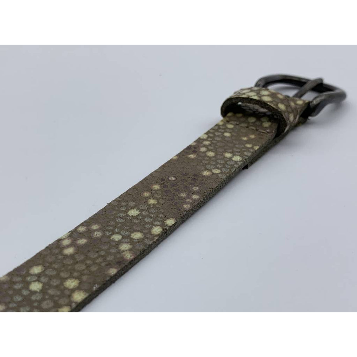 Damesriem van 2cm breed en speelse taupe rogge print.