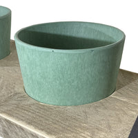 Kruidenrek met pastel groene potjes. 