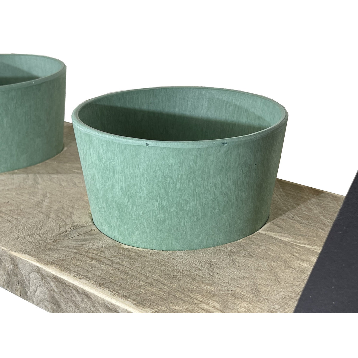 Kruidenrek met pastel groene potjes. 