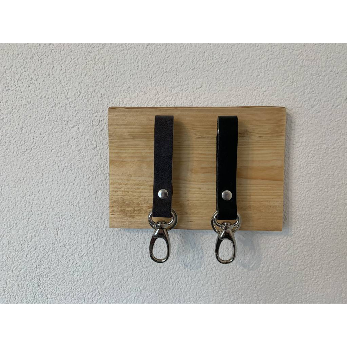 Sleutelplankjes van hout inclusief 2 moderne sleutelhangers van echt leer