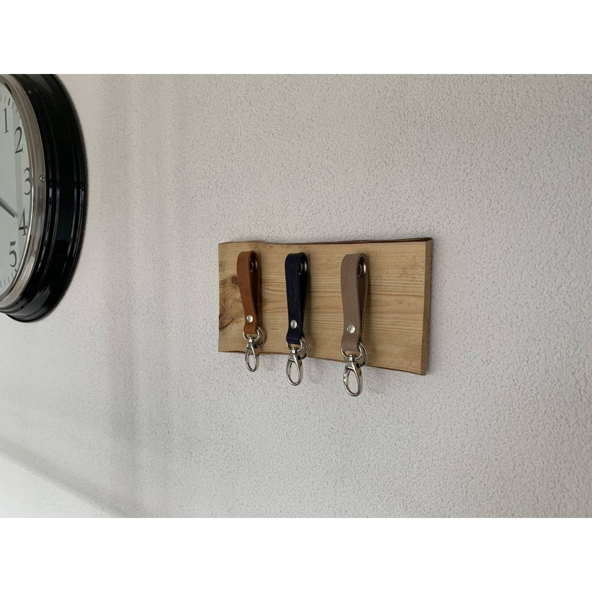 Sleutelplankjes van hout inclusief 3 moderne sleutelhangers van echt leer