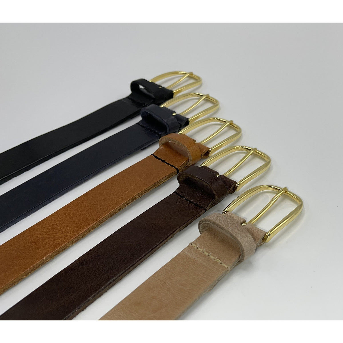 Cognac 3cm brede riem met gouden gesp.