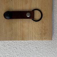 Sleutelplankje van douglas hout inclusief 2 moderne sleutelhangers van echt leer