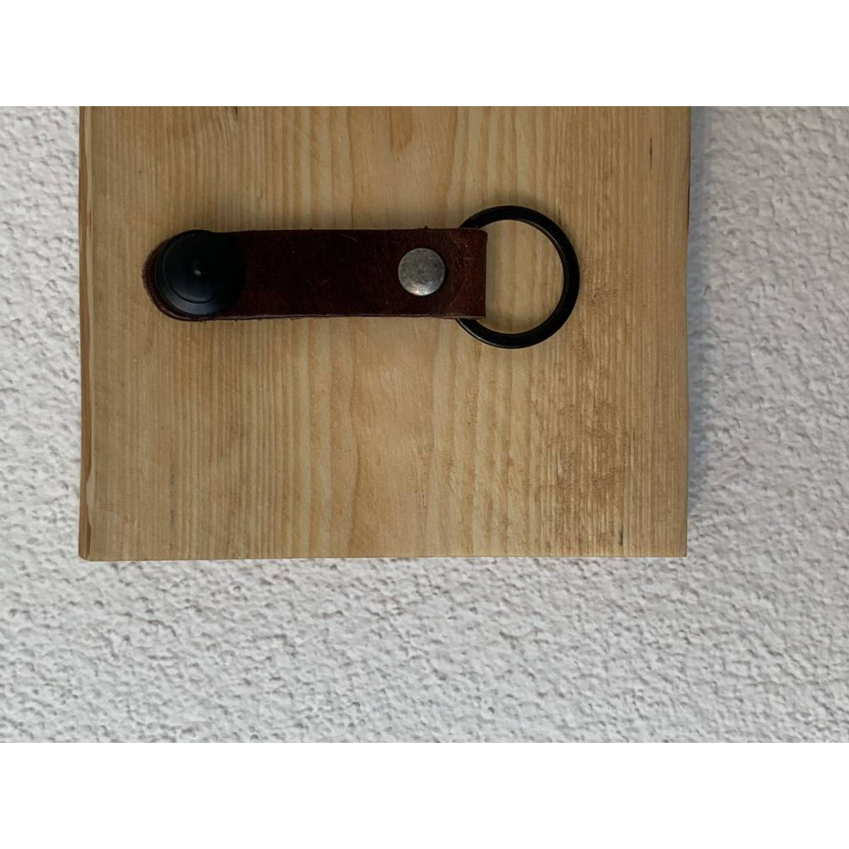 Sleutelplankje van douglas hout inclusief 2 moderne sleutelhangers van echt leer