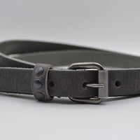 grijze 20mm brede riem met studs op de lus