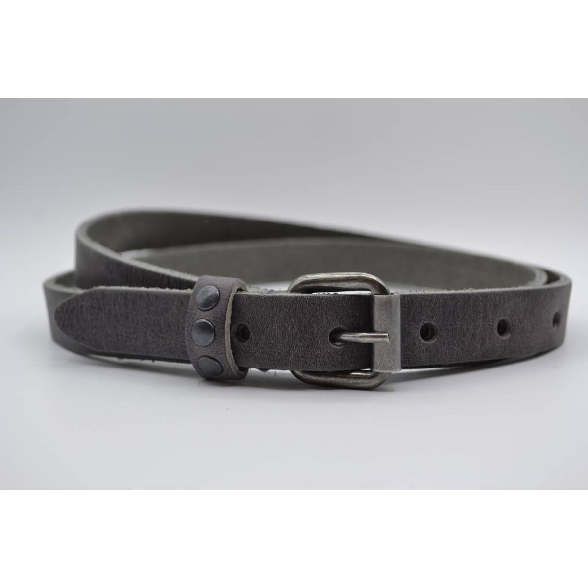 grijze 20mm brede riem met studs op de lus