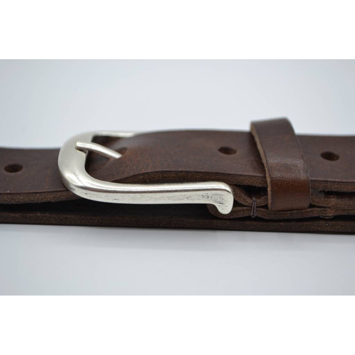 Bruine riem met studs en laserprint 