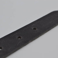 Grijze riem met studs en laserprint