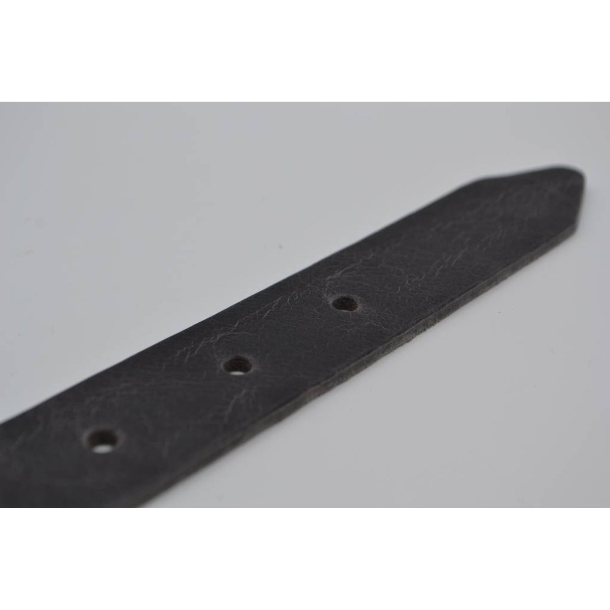 Grijze riem met studs en laserprint