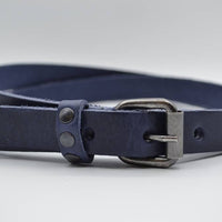 blauwe 20mm brede riem met studs op de lus