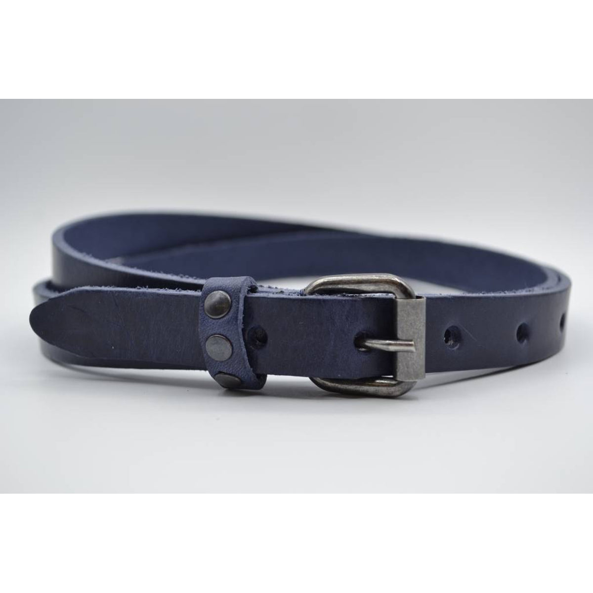 blauwe 20mm brede riem met studs op de lus
