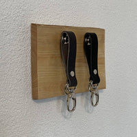 Sleutelplankjes van hout inclusief 2 moderne sleutelhangers van echt leer