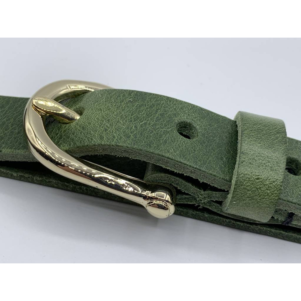 Groene smalle damesriem met gouden gesp