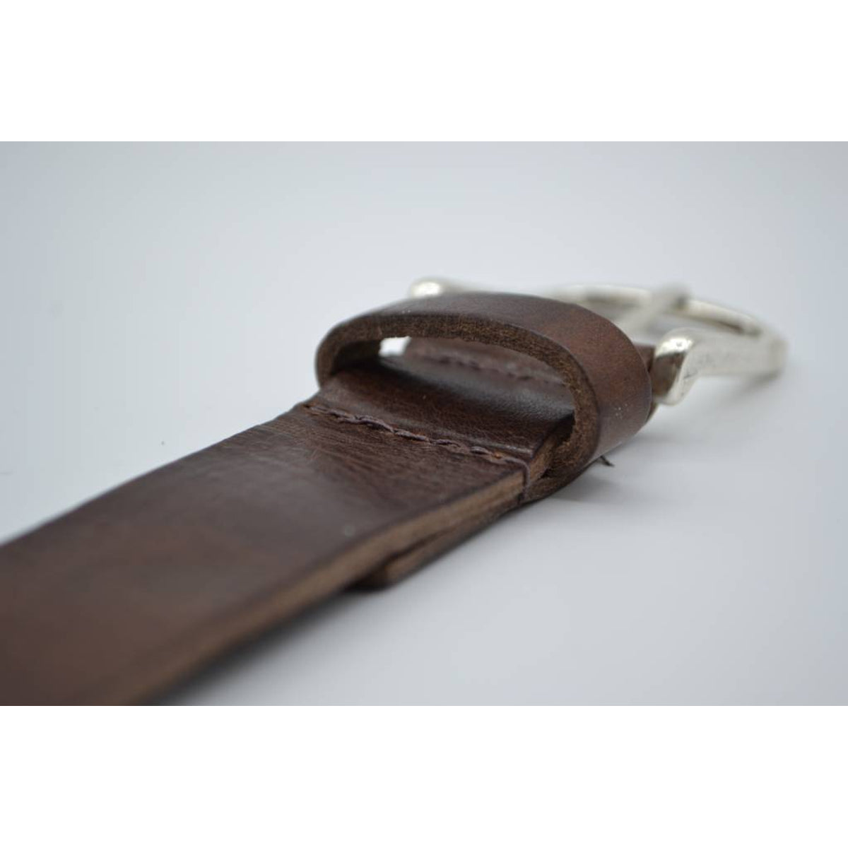 Bruine riem met studs en laserprint 