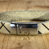 Blauwe armband vintage gelaserd met brick print. 