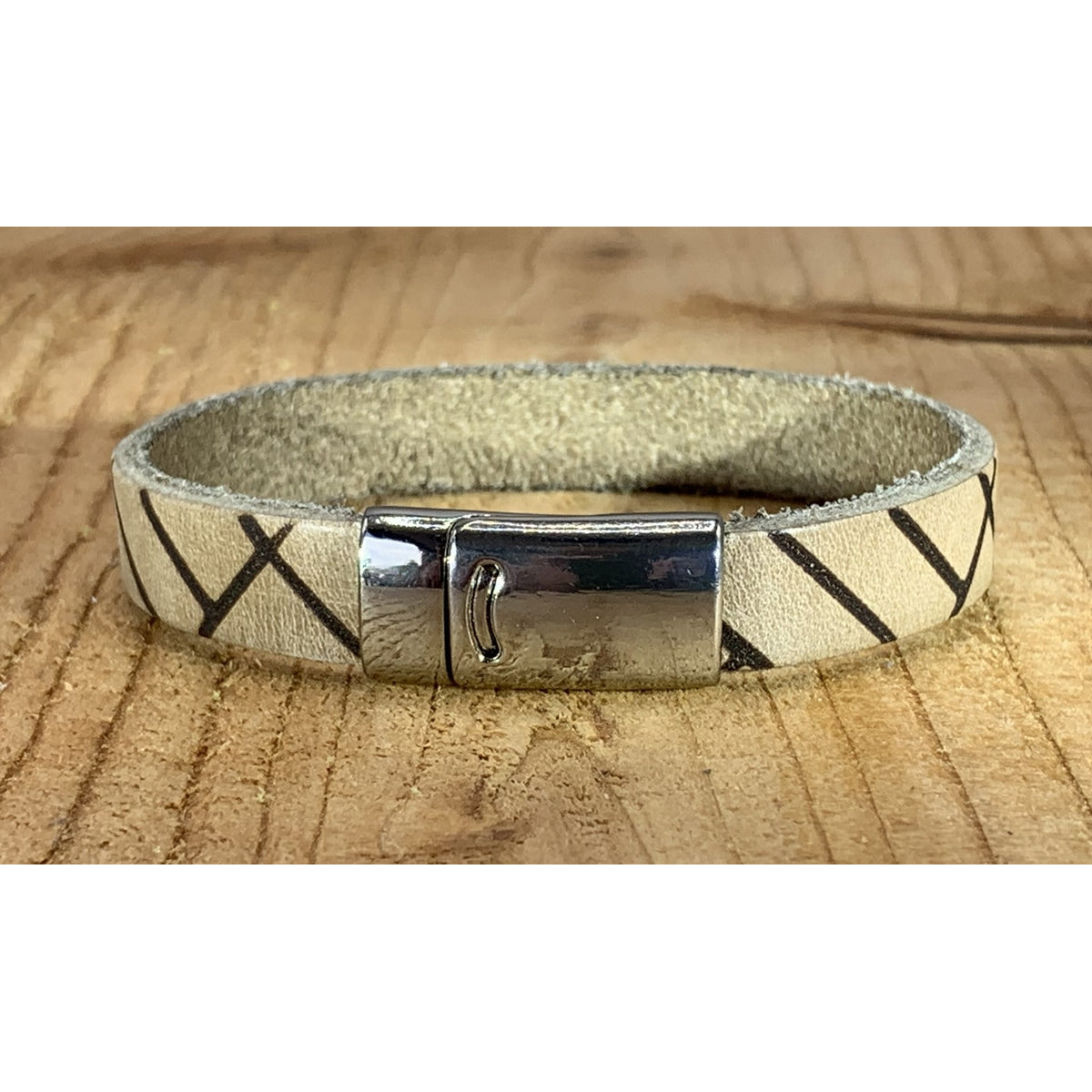Blauwe armband vintage gelaserd met brick print. 
