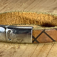Blauwe armband vintage gelaserd met brick print. 