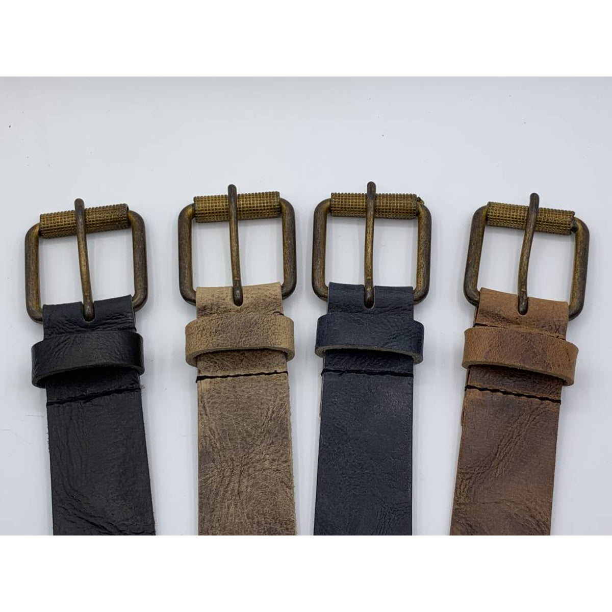 Stoere cognac riem met gekreukt leer en mat zwarte gesp.