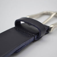 Blauwe riem met studs en laserprint