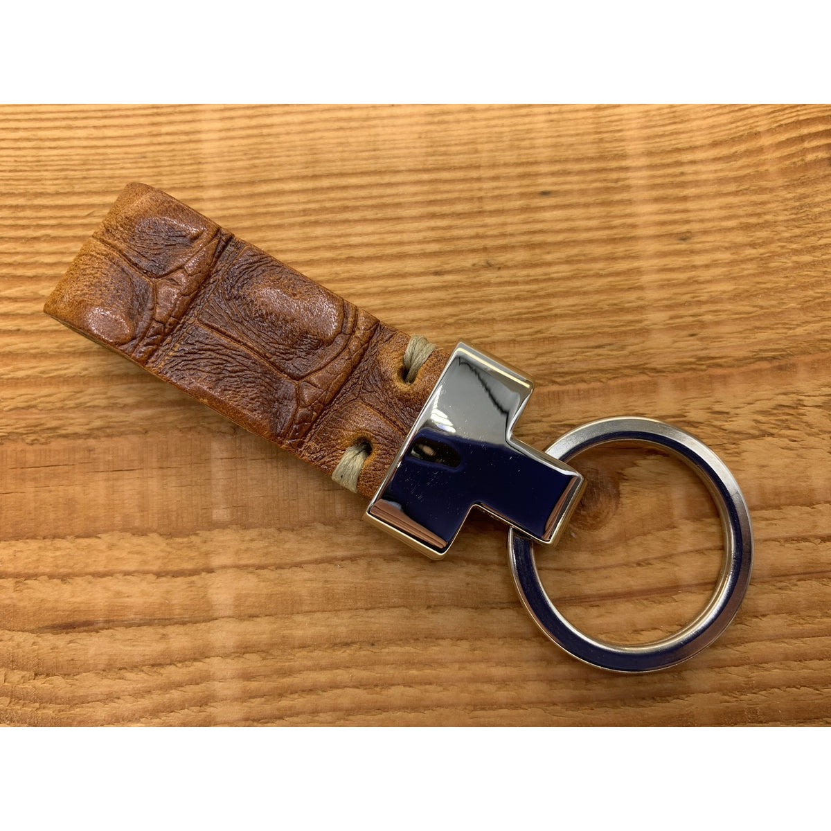 Cognac luxe sleutelhanger met krokodillen print.