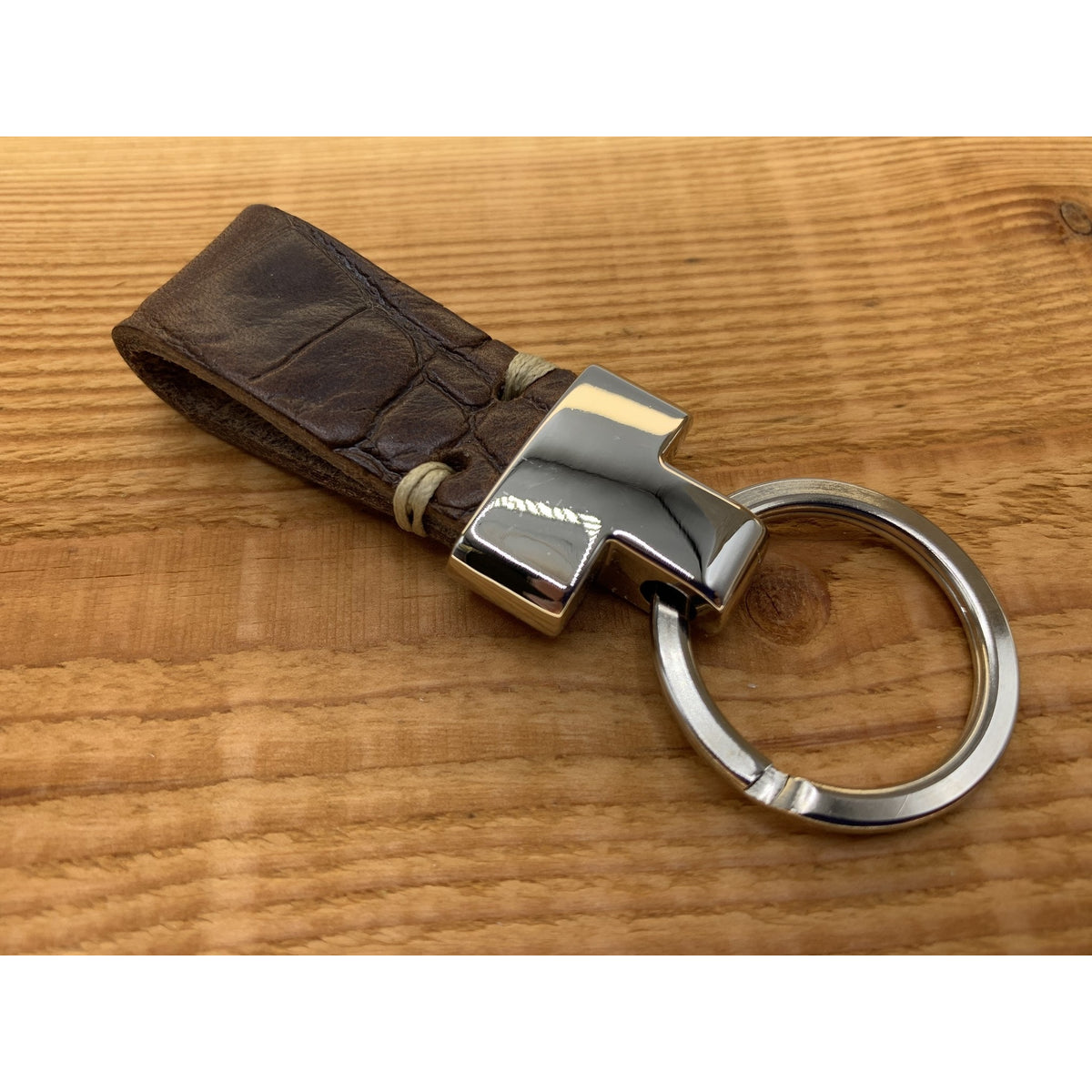 Bruine luxe sleutelhanger met krokodillen print.