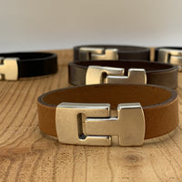 Grijze armband met wax randen voor een perfecte afwerking.