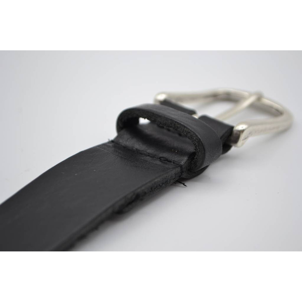 Zwarte riem met studs en laserprint 