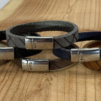 Blauwe armband vintage gelaserd met brick print. 