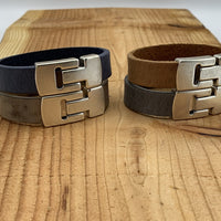 Blauwe echt leren heren armband met gave magneetsluiting. 