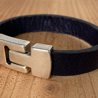Blauwe armband met wax randen voor een perfecte afwerking. 