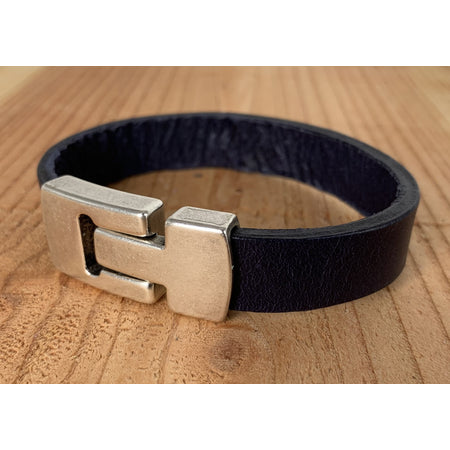 Blauwe armband met wax randen voor een perfecte afwerking. 