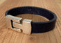 Blauwe armband met wax randen voor een perfecte afwerking.