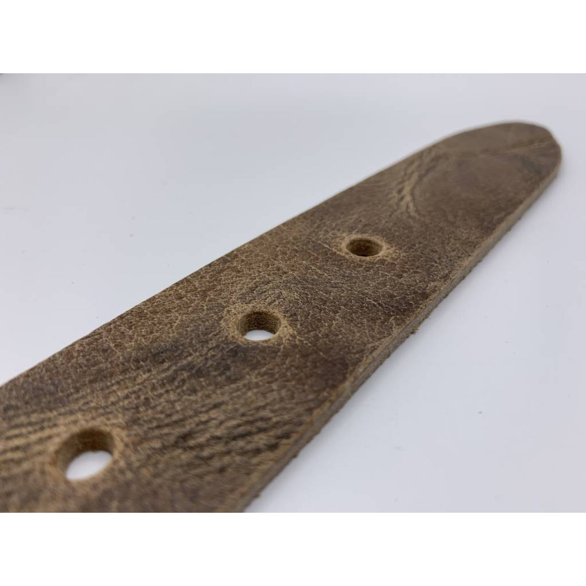 Stoere zand kleurige riem met gekreukt leer en mat zwarte gesp.