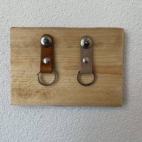 Sleutelplankjes van hout inclusief 2 moderne sleutelhangers van echt leer